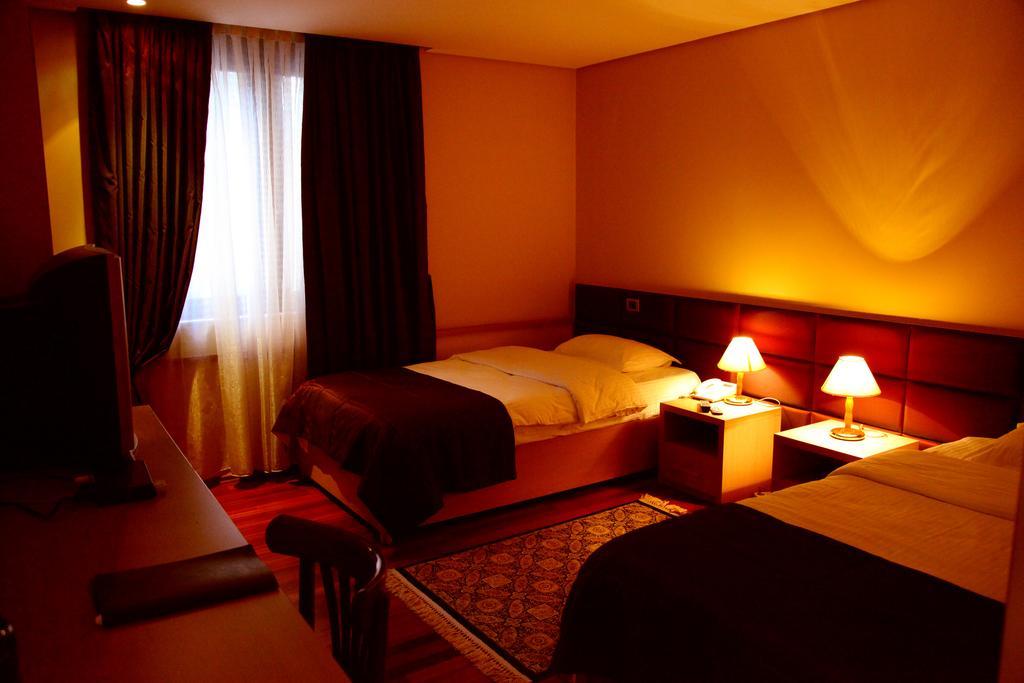 Arber Hotel Tirana Exteriör bild